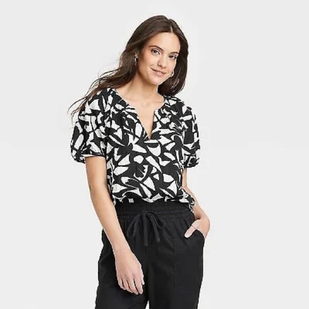 A new day V-Neck Elbow length sleeve top M